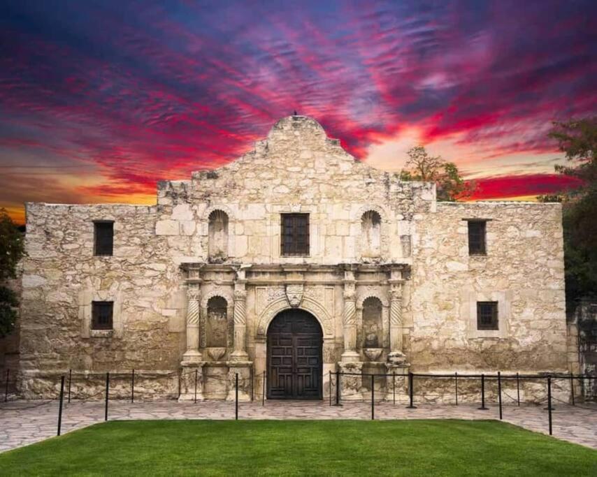Walk To The Alamodome! Sleeps 6, Pet Friendly Leilighet San Antonio Eksteriør bilde